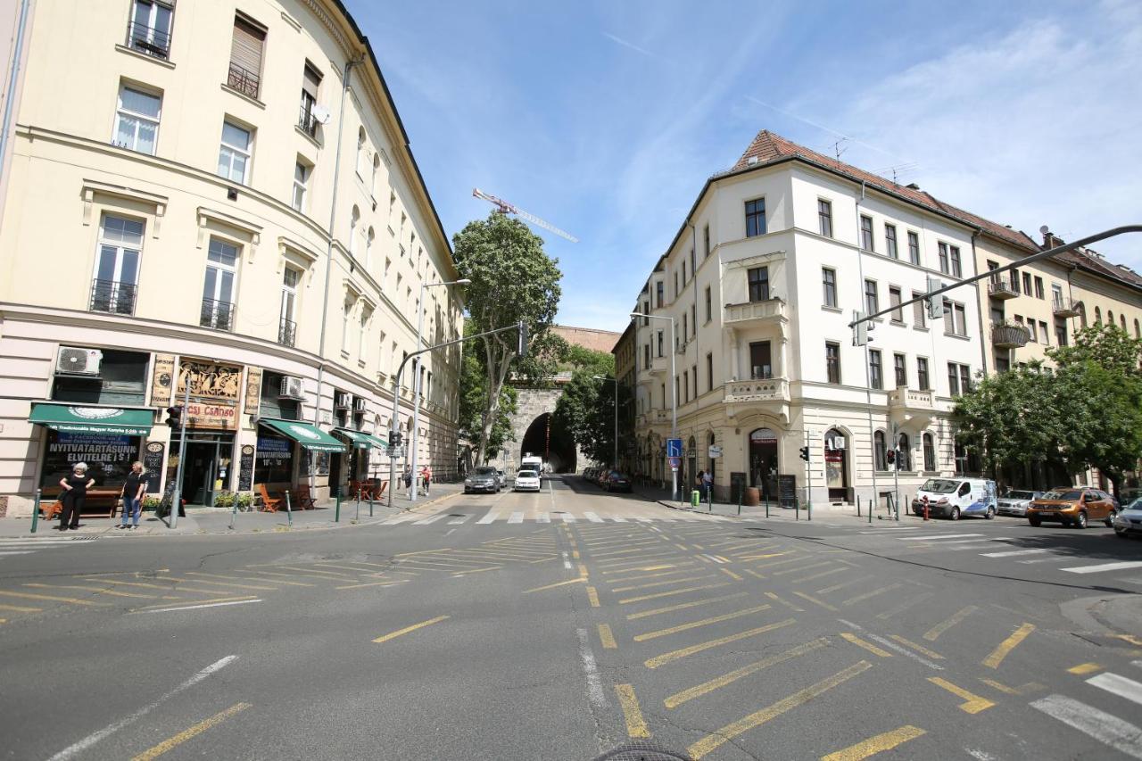 Ferienwohnung Castle Courtyard Hideaway Budapest Exterior foto